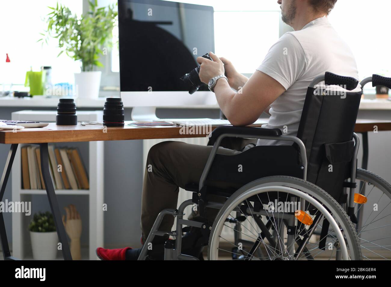 Dipendente aziendale in gabinetto Foto Stock