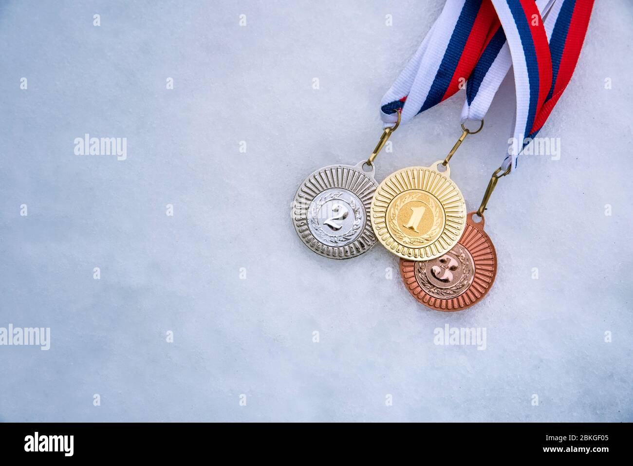 Medaglia d'oro e bronzo sulla neve bianca, cerimonia di medaglia sulla partita invernale, foto sportive, spazio di montaggio bianco, Foto Stock