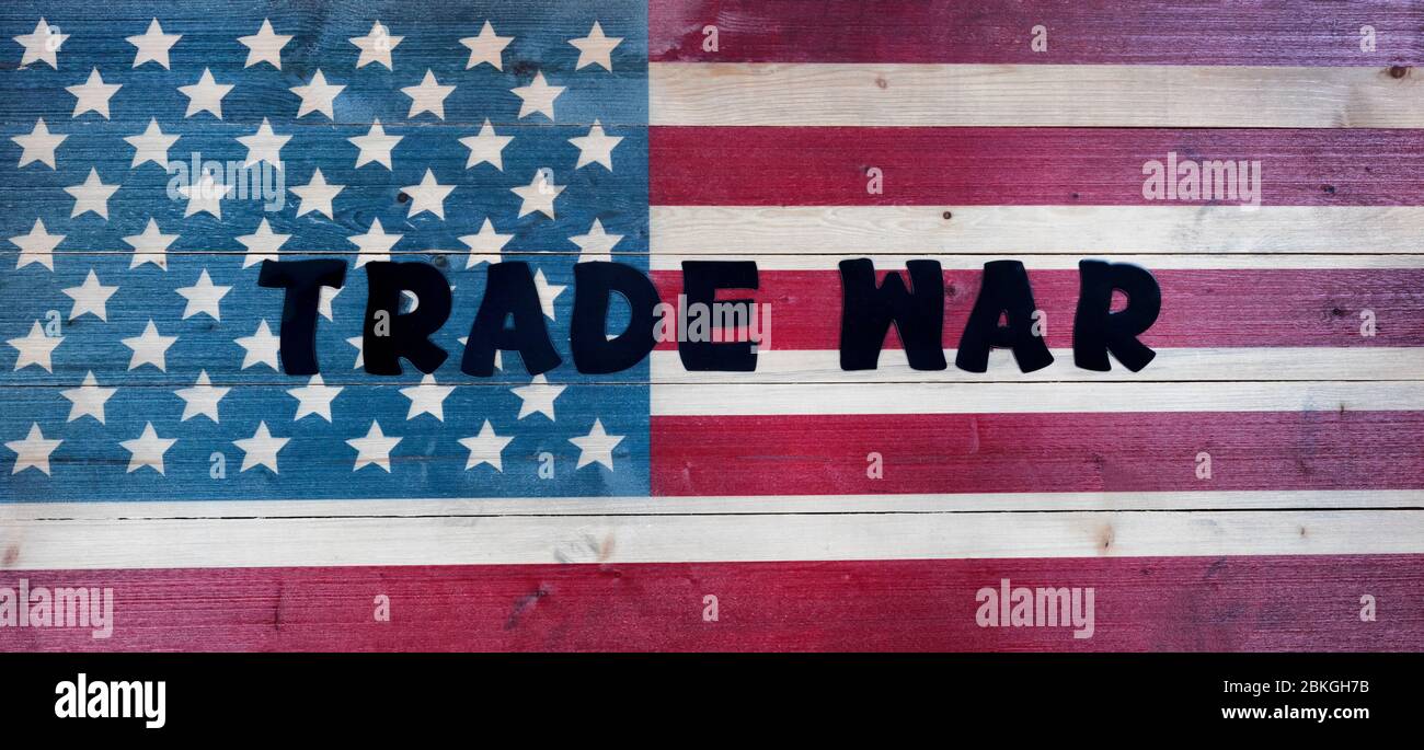 Testo lettere ortografia guerra commerciale su legno vintage Stati Uniti bandiera Foto Stock