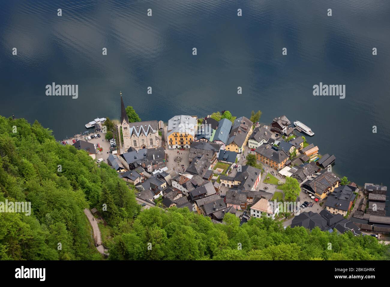 Fantastica vista aerea sul famoso villaggio di Hallstatt e sul lago alpino, sulle Alpi austriache, sul Salzkammergut, sull'Austria e sull'Europa Foto Stock