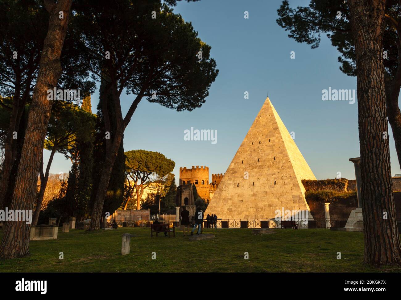 La Piramide di Cestio fa parte del Muro Aureliano, visto dal Cimitero non cattolico dove Keats è sepolto a Roma Foto Stock