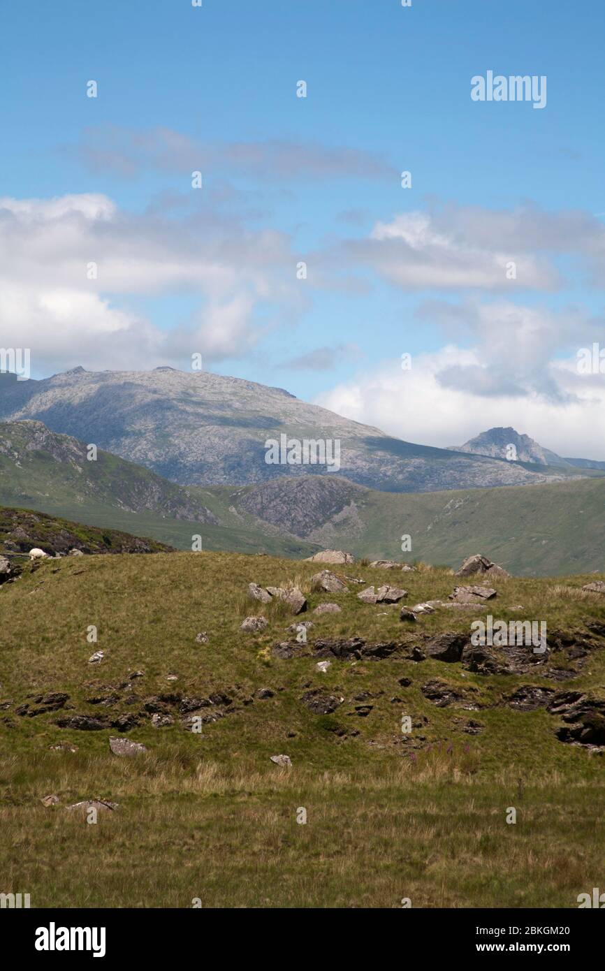 Una vista dal passo di Bwlch y Gorddinan Crimea che collega Blaenau Ffestiniog con Betwys-y-Coed verso Glyder Range Snowdonia North Wales Foto Stock