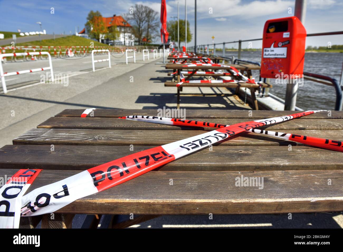 Perché la protezione corona misura il posto a sedere bloccato al molo dei traghetti a Zollenspieker Kirchwerder, Amburgo, Germania, Europa / wegen Corona-Schutzmaßn Foto Stock