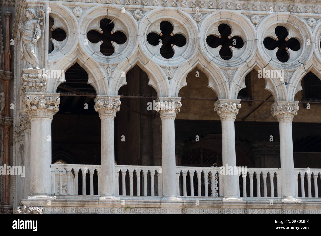 Parte della facciata del Palazzo Ducale di Venezia mostra durante il giorno la dettagliata architettura gotica Foto Stock
