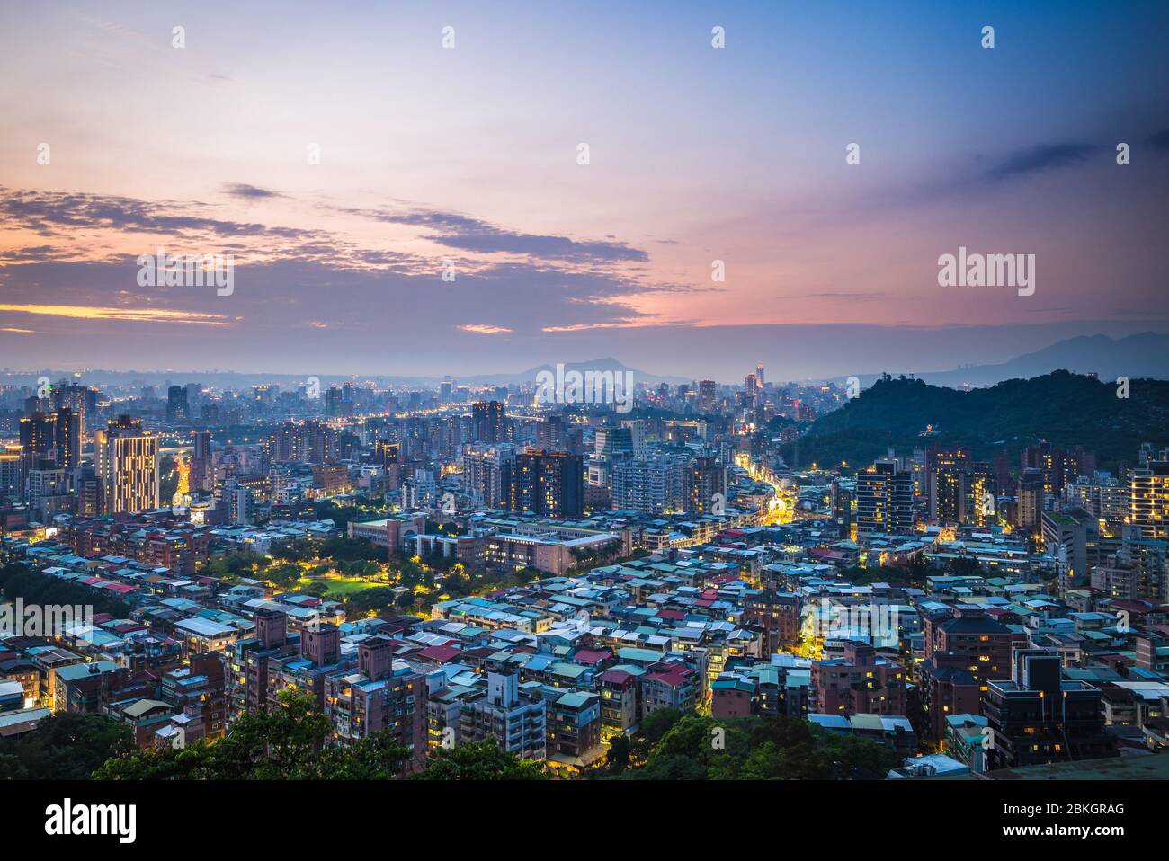vista panoramica della città di taipei di notte Foto Stock