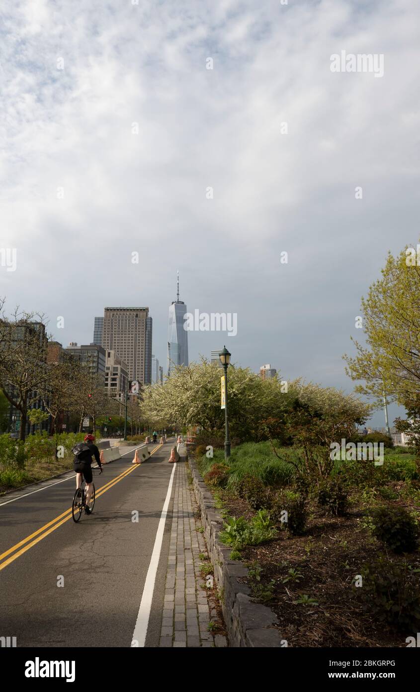 New York, USA, 2020 maggio, pista ciclabile lungo il fiume Hudson, il parco del fiume Hudson che si dirige verso la Freedom Tower durante l'arenamento di Coronavirus. Foto Stock