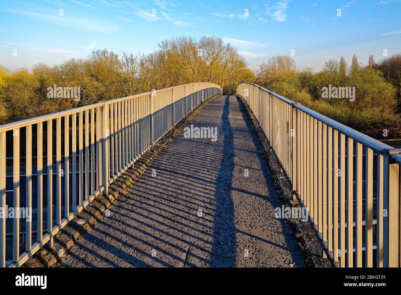 Una vista astratta di un ponte pedonale sull'autostrada M3, Shepperton Surrey Inghilterra UK Foto Stock