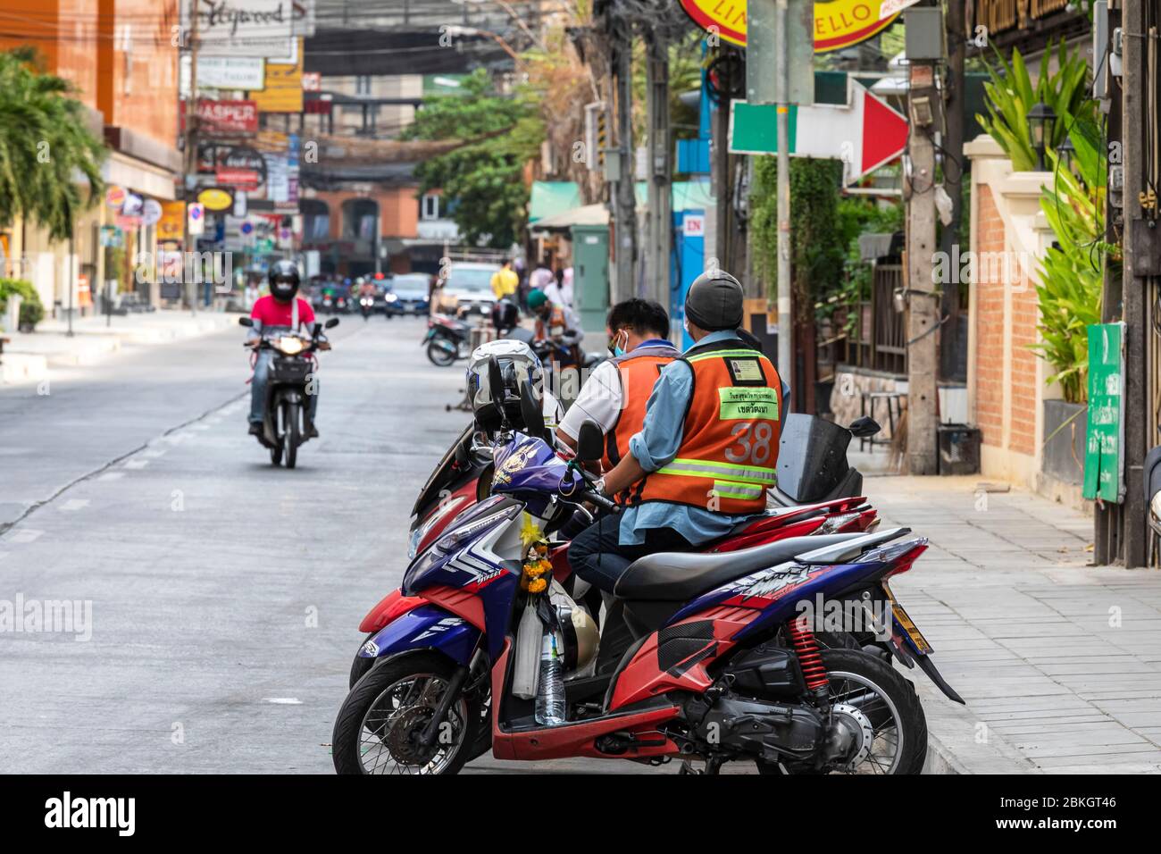 Tassista motociclistico con maschera facciale in attesa di passeggeri durante il covid 19 pandemic, Bangkok, Thailandia Foto Stock