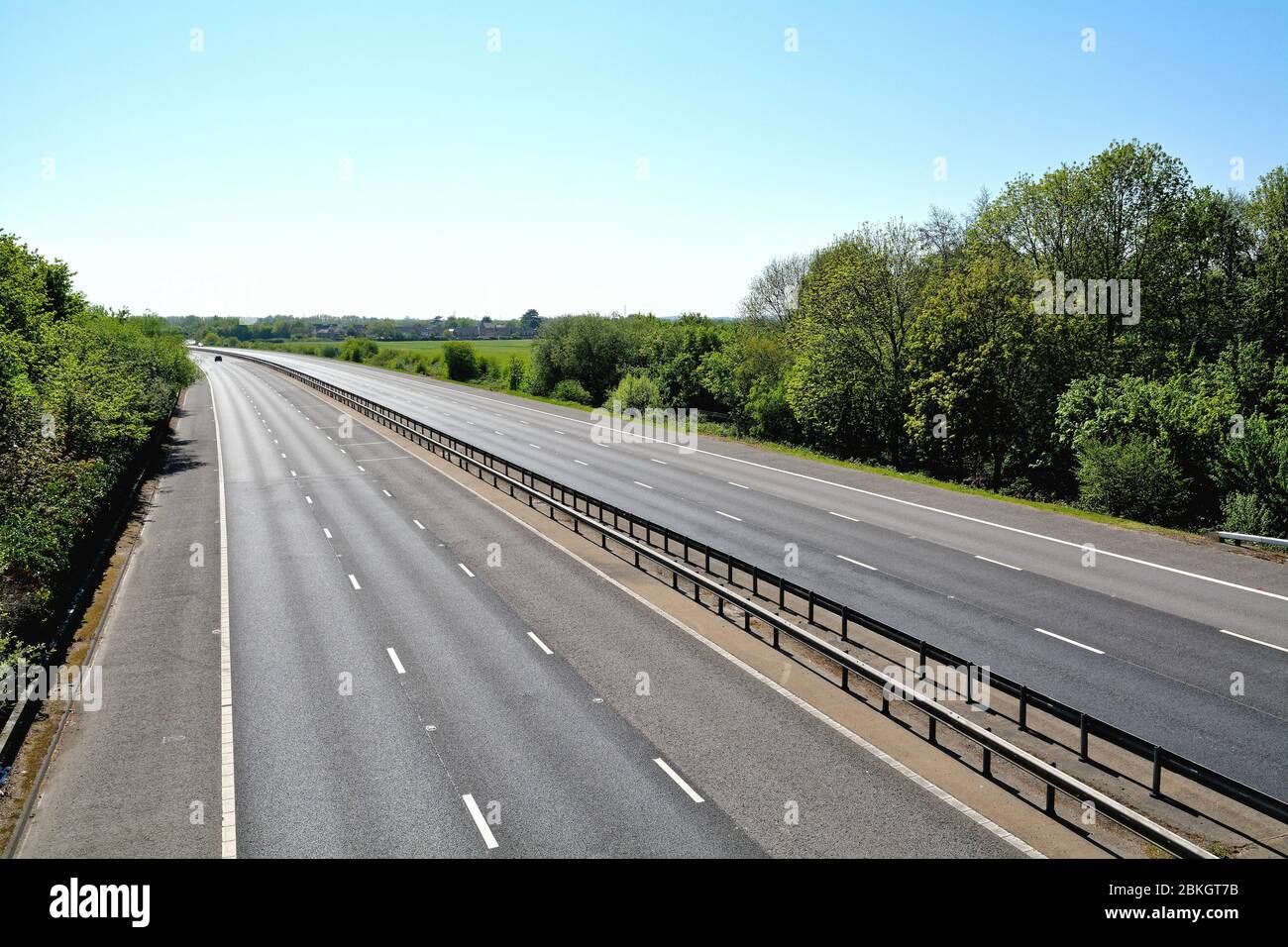 Un'autostrada M3 deserta a causa della chiusura del governo, Shepperton Surrey UK Foto Stock