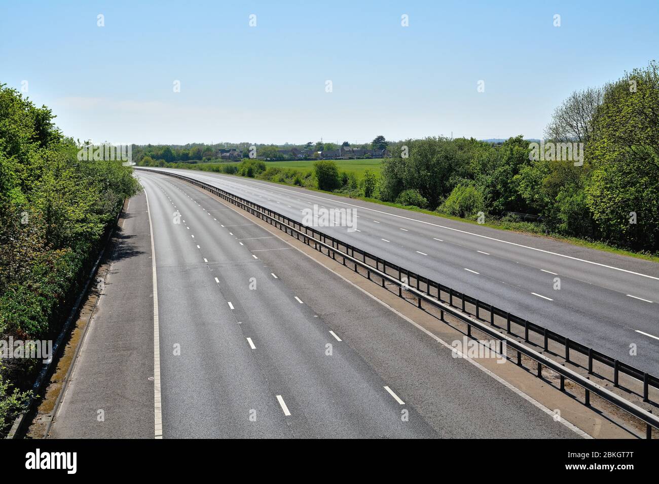 Un'autostrada M3 deserta a causa della chiusura del governo, Shepperton Surrey UK Foto Stock