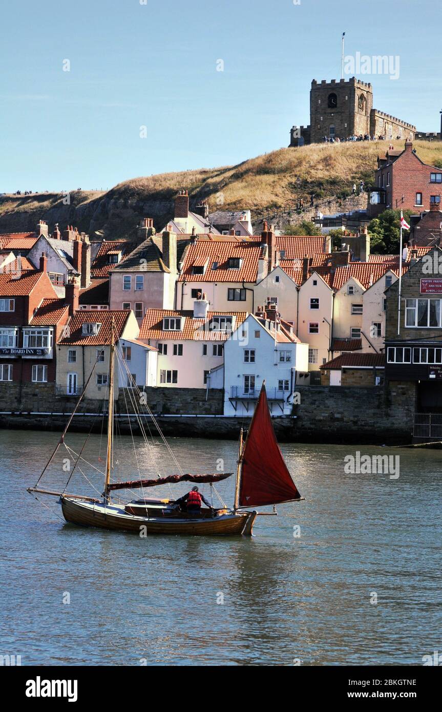 La riva orientale del fiume Esk sotto la Chiesa di Santa Maria, Whitby nello Yorkshire . Sede dell'Abbazia di Whitby e del famoso mercato del pesce, è anche dove Cap Foto Stock