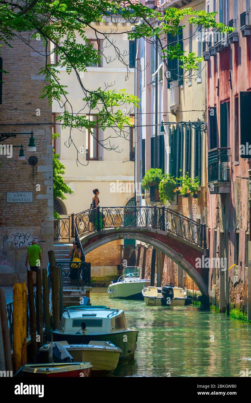 Venezia, Italia. Ponte cappello che attraversa il Rio della Tetta. Patrimonio dell'umanità dell'UNESCO. Foto Stock