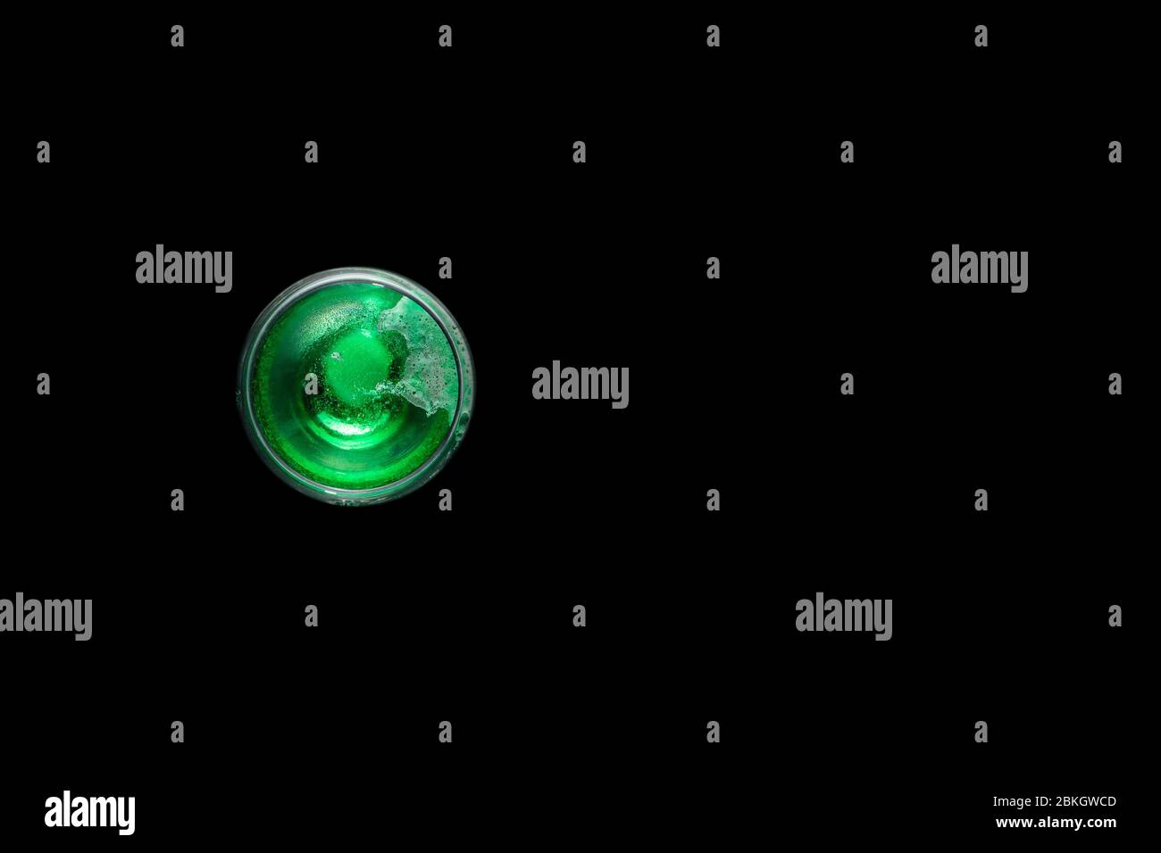 Vista dall'alto della tazza con liquido verde su nero Foto Stock