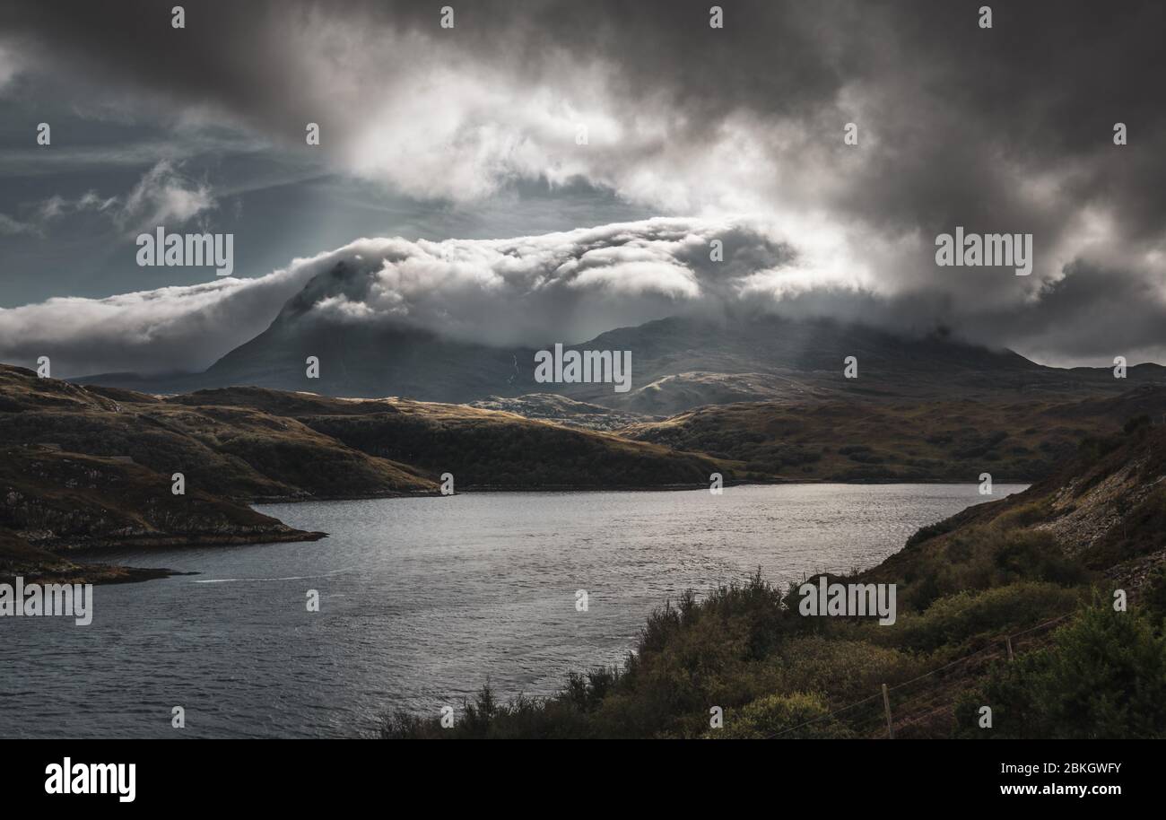 Nuvola con il Quinag catena montuosa nelle Highlands del Nord Ovest della Scozia Foto Stock