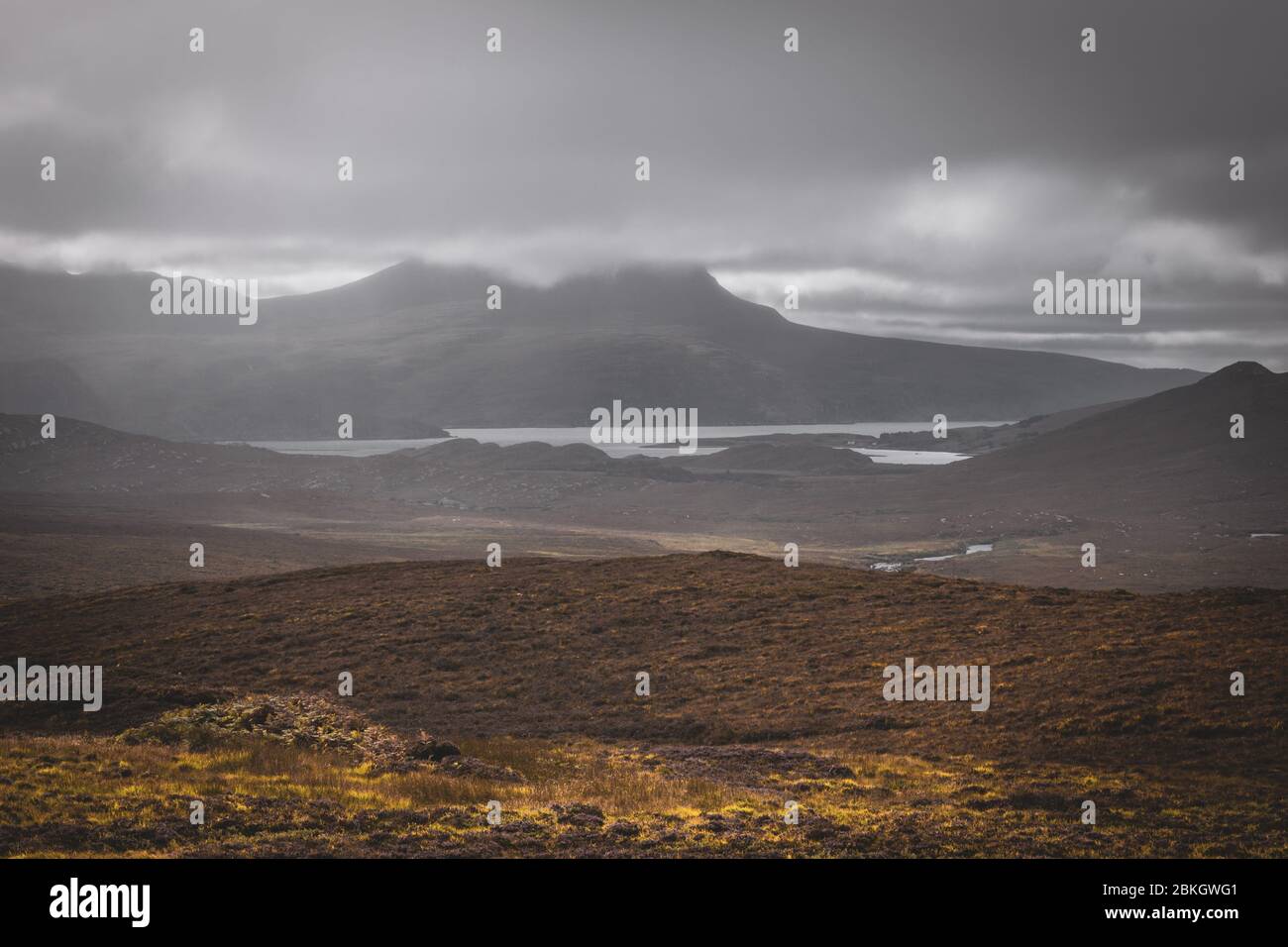 Catena montuosa con nube nelle Highlands del Nord Ovest della Scozia in autunno Foto Stock