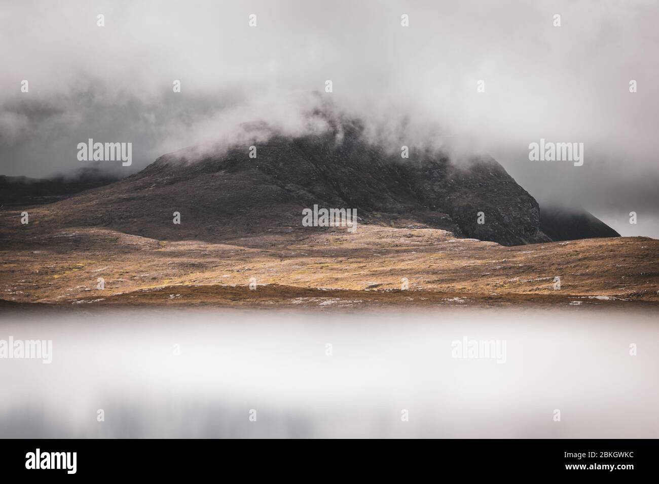 Nuvola di montagna nelle Highlands del Nord Ovest della Scozia in autunno Foto Stock