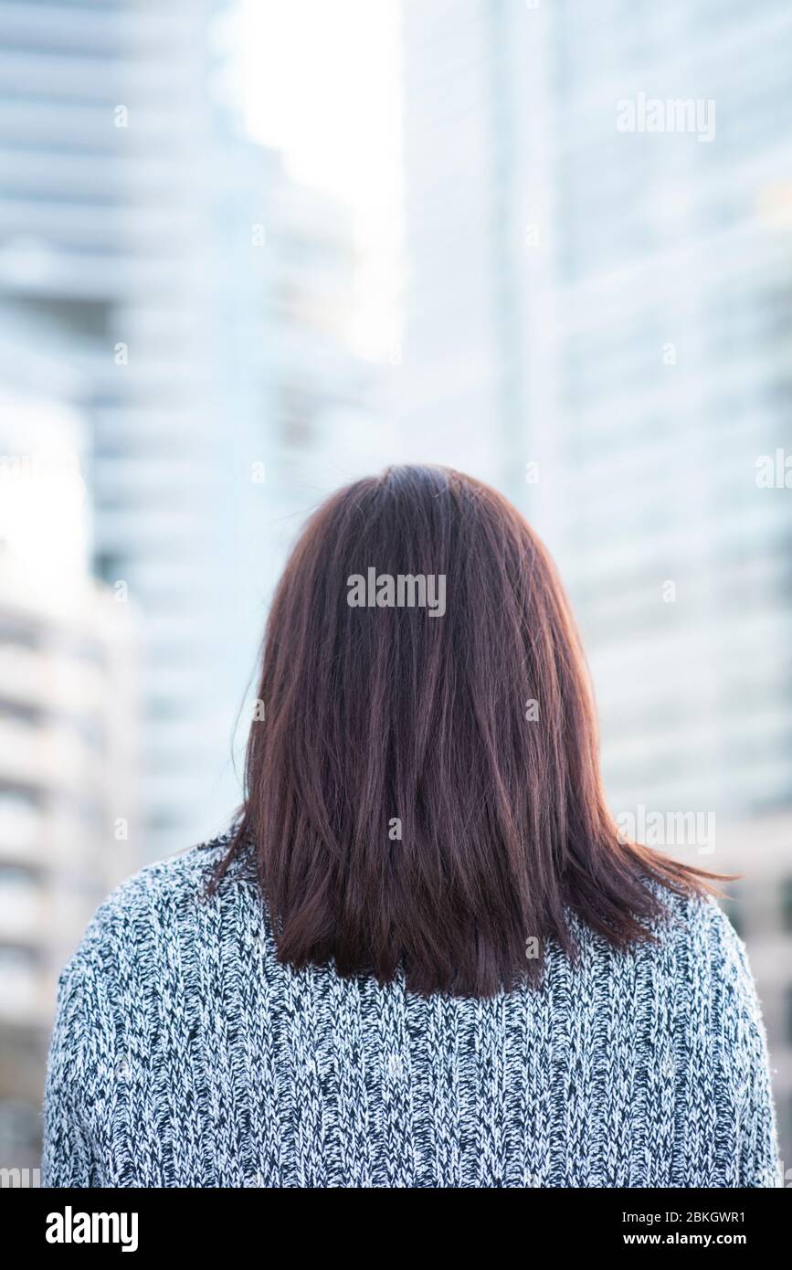 Vista posteriore di una donna in piedi all'aperto Foto Stock