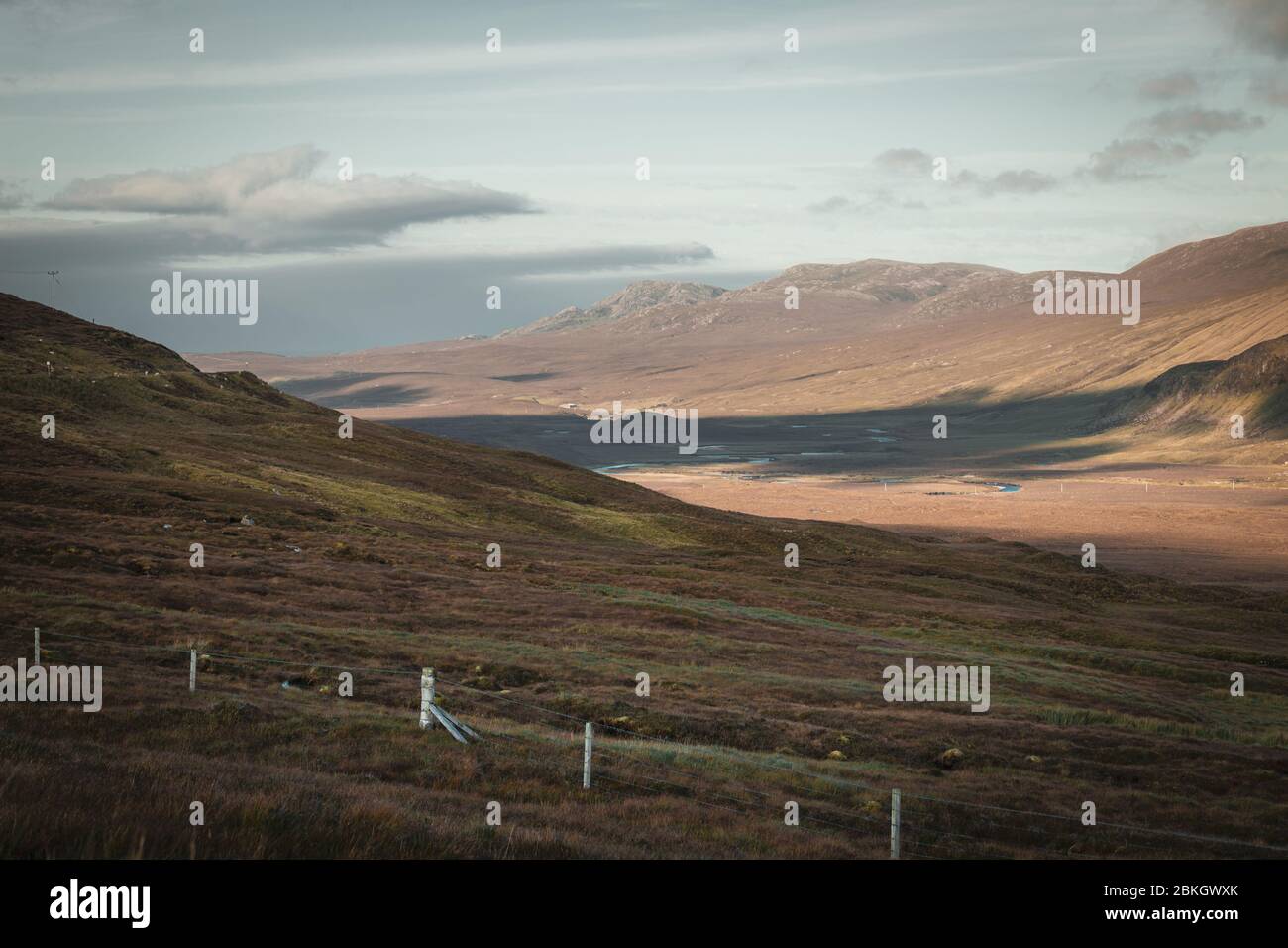 Corbett catena montuosa e valle in calda serata autunnale nelle Highlands del Nord Ovest della Scozia Foto Stock