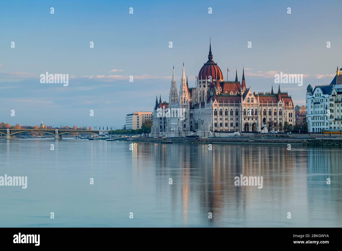 Edifici del Parlamento ungherese riflessi nel Danubio all'alba, Budapest, Ungheria centrale, Ungheria Foto Stock