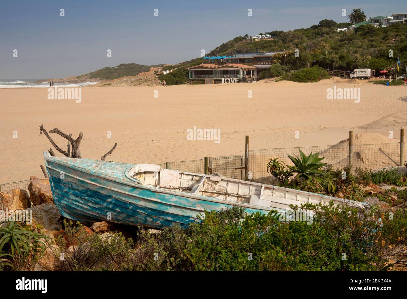 Sud Africa, Capo Occidentale, Baia di Plettenberg, Salmack Road, Lookout Beach, barca a Milkwood Manor Hotel giardino Foto Stock