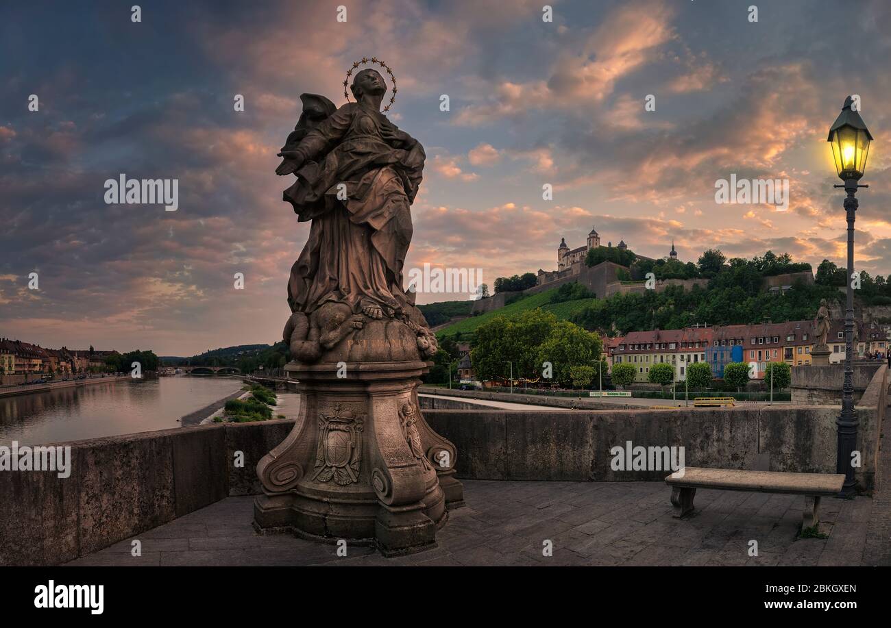 Statua barocca sull'Alte Mainbrucke e sulla fortezza di Marienberg a Wurzburg - Baviera, Germania Foto Stock