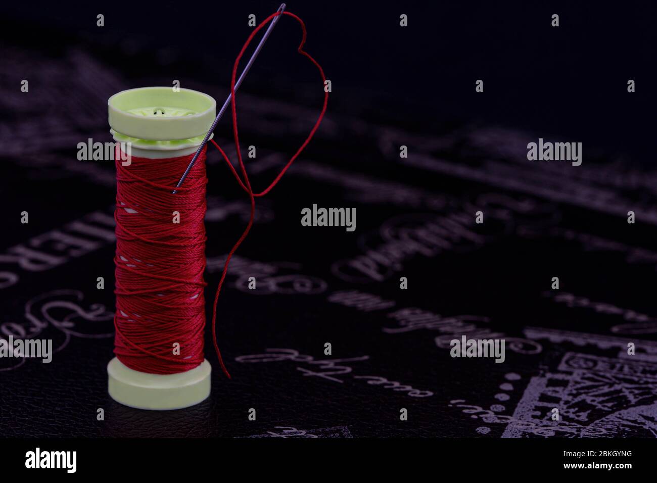 Ago e cucchiaio di filo rosso Foto Stock