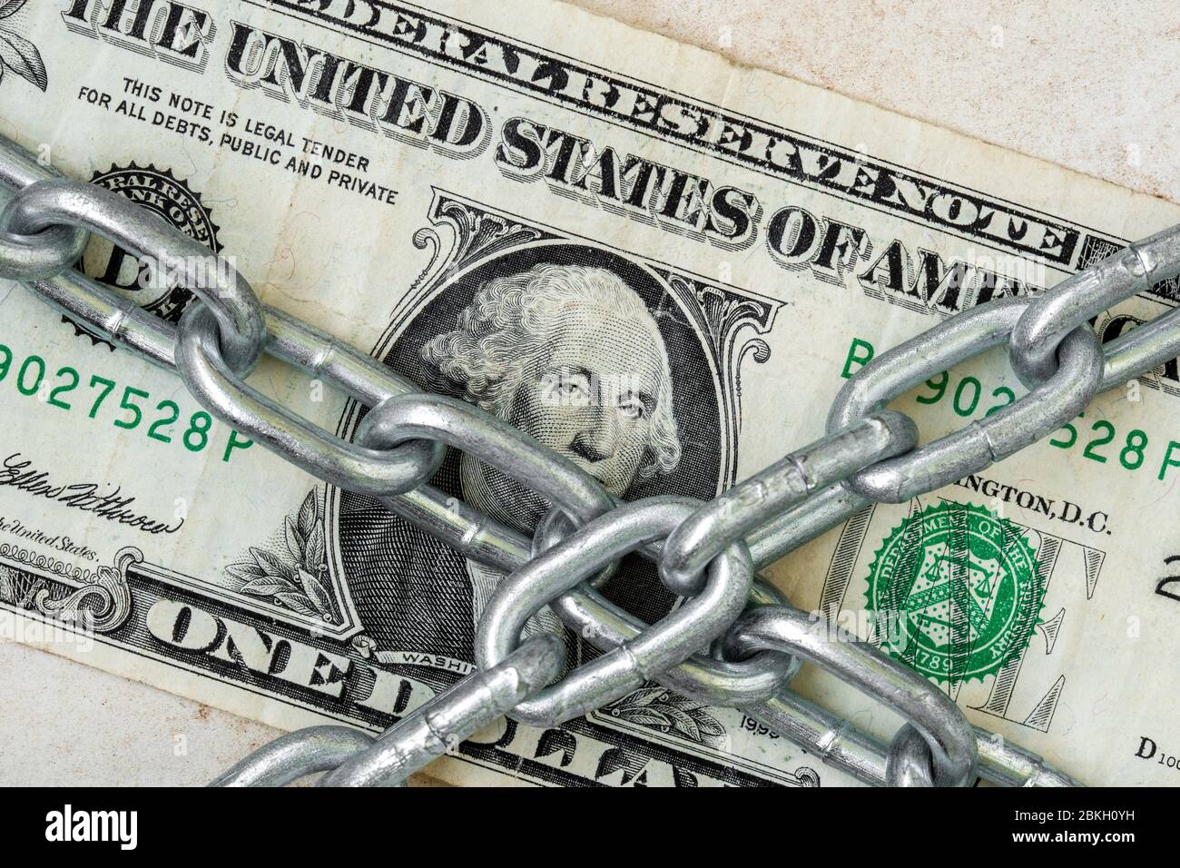 Primo piano del dollaro USA sotto catena metallica. Corruzione negli Stati Uniti. Sicurezza finanziaria, crisi economica, investimenti aziendali, moneta e protezione del denaro co Foto Stock