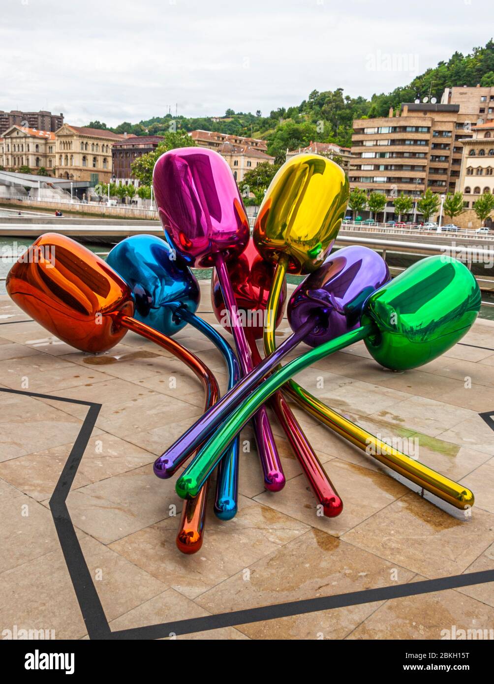 Tulipani di Jeff Koons di fronte al Museo Guggenheim Bilbao, Spagna Foto Stock