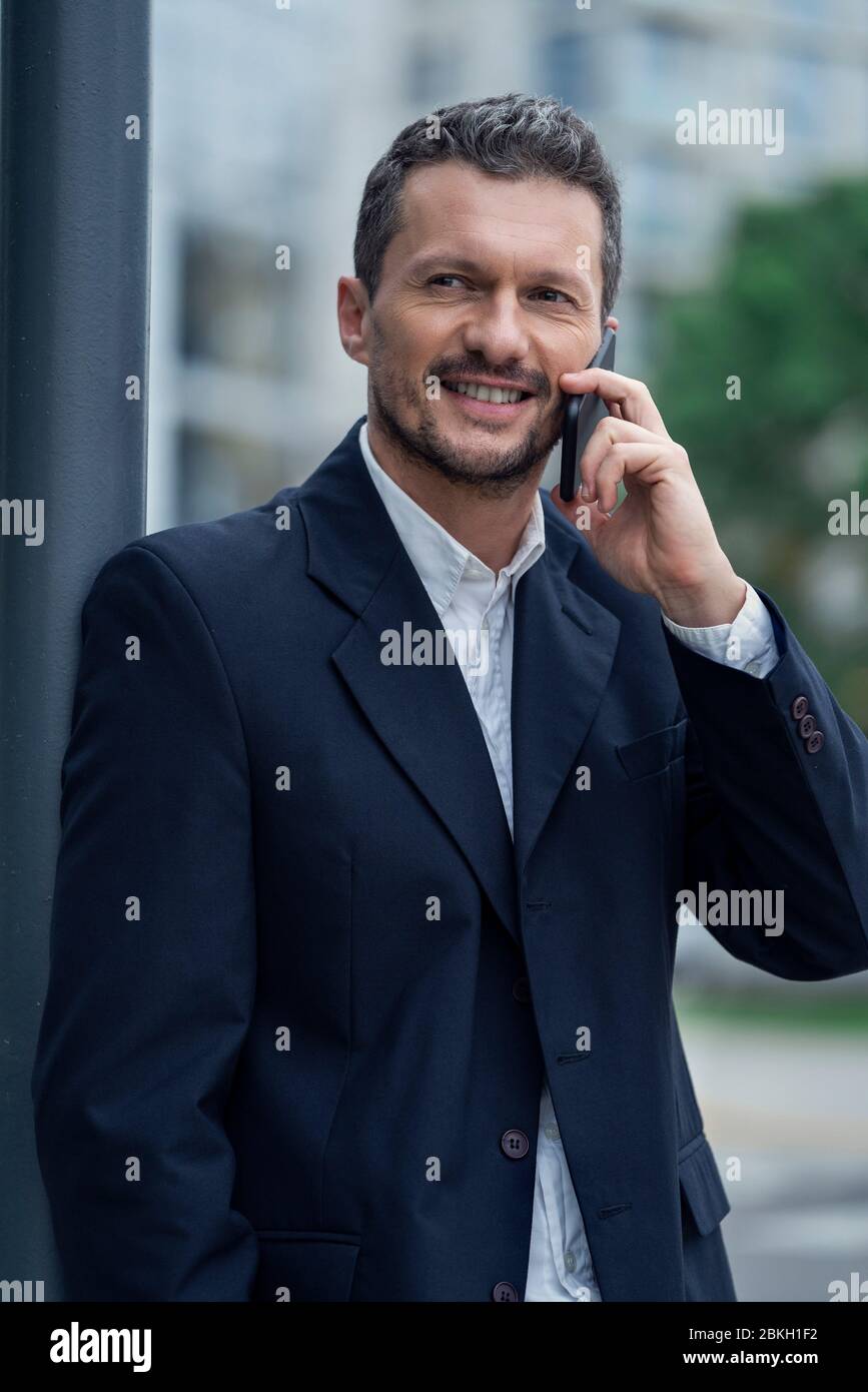Imprenditore parlando sullo smartphone Foto Stock