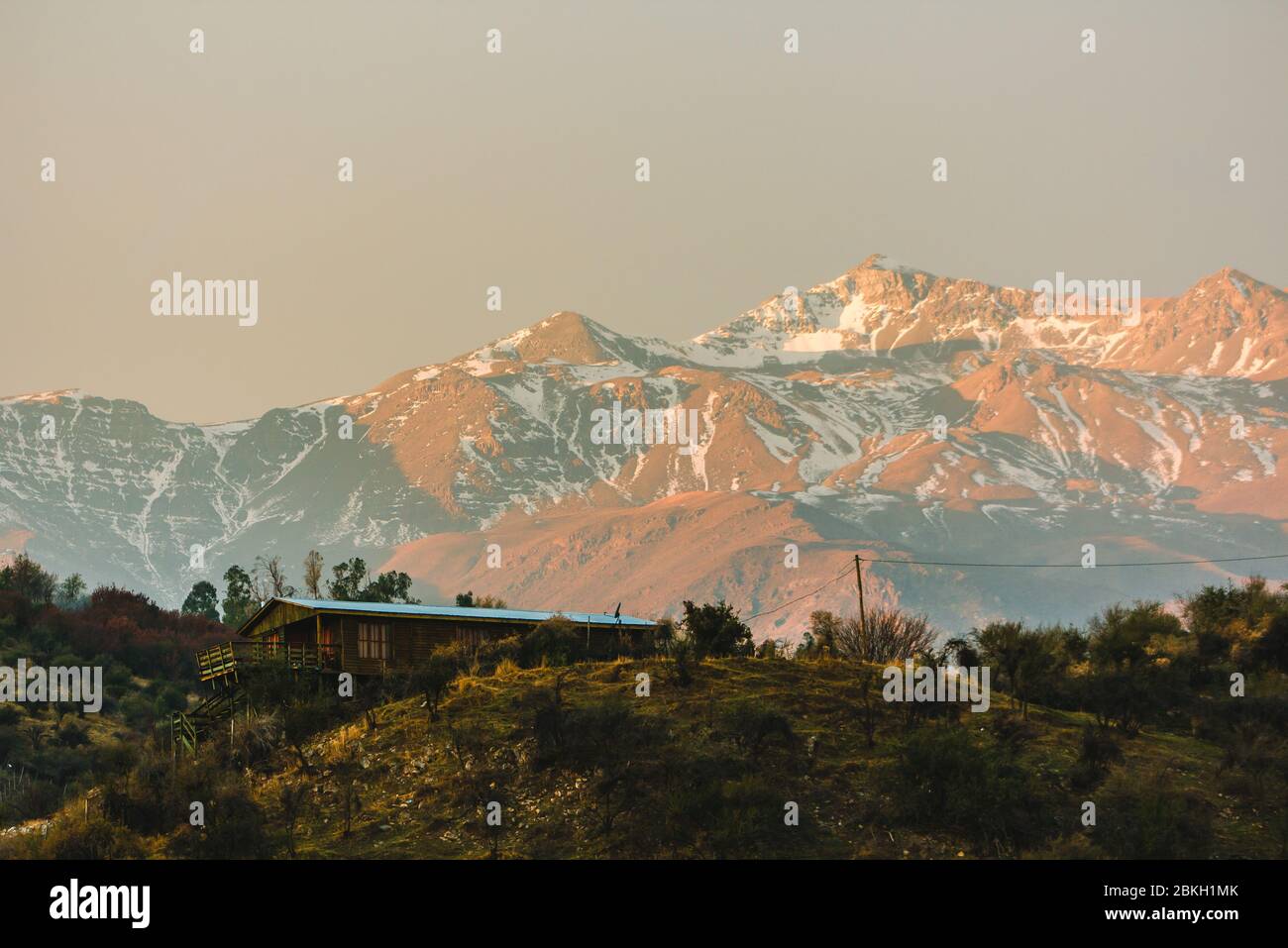 Vista sulle montagne con casa in primo piano Foto Stock