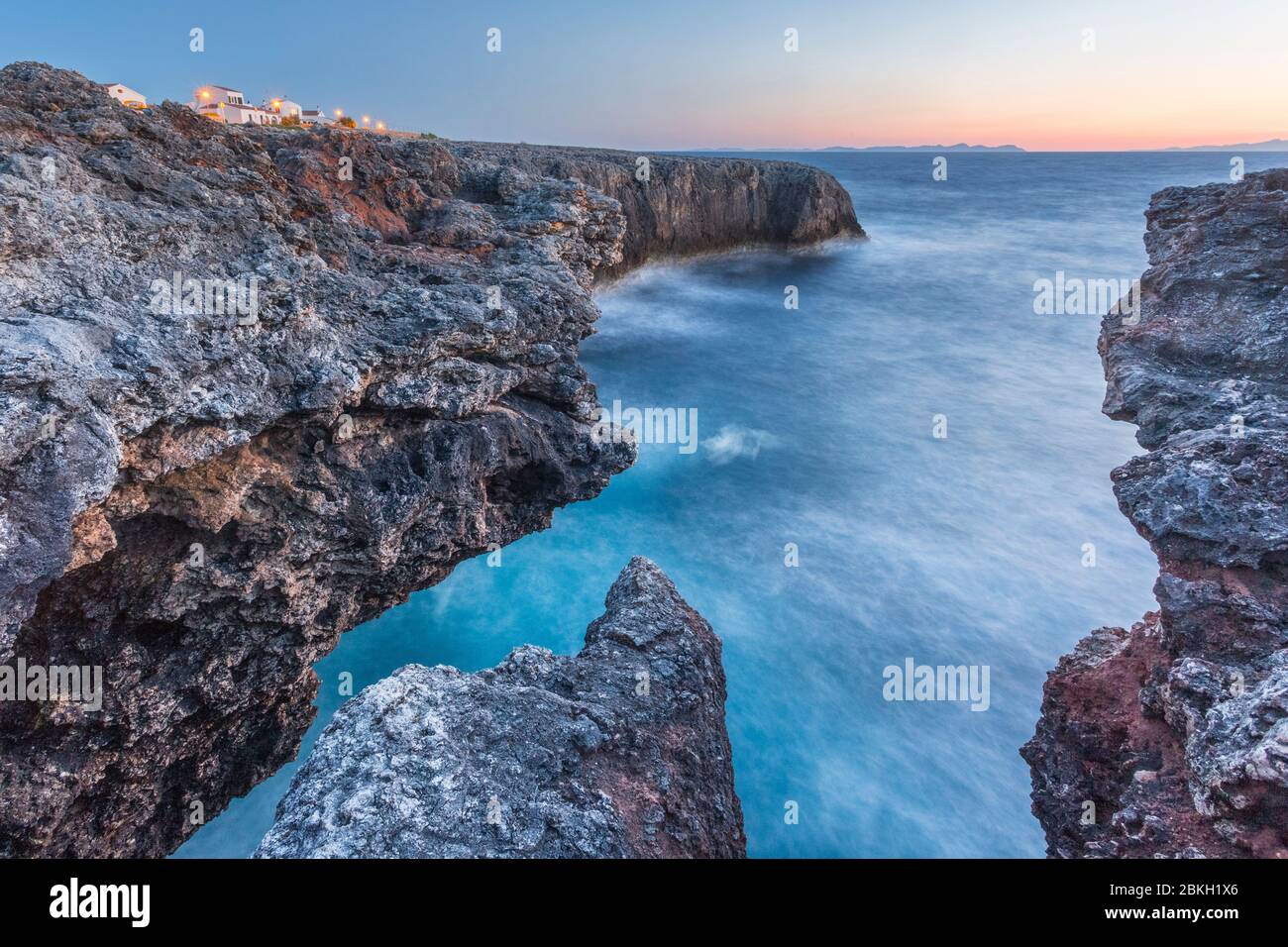 Costa rocciosa a Cala en Bosc, Minorca, Spagna Foto Stock