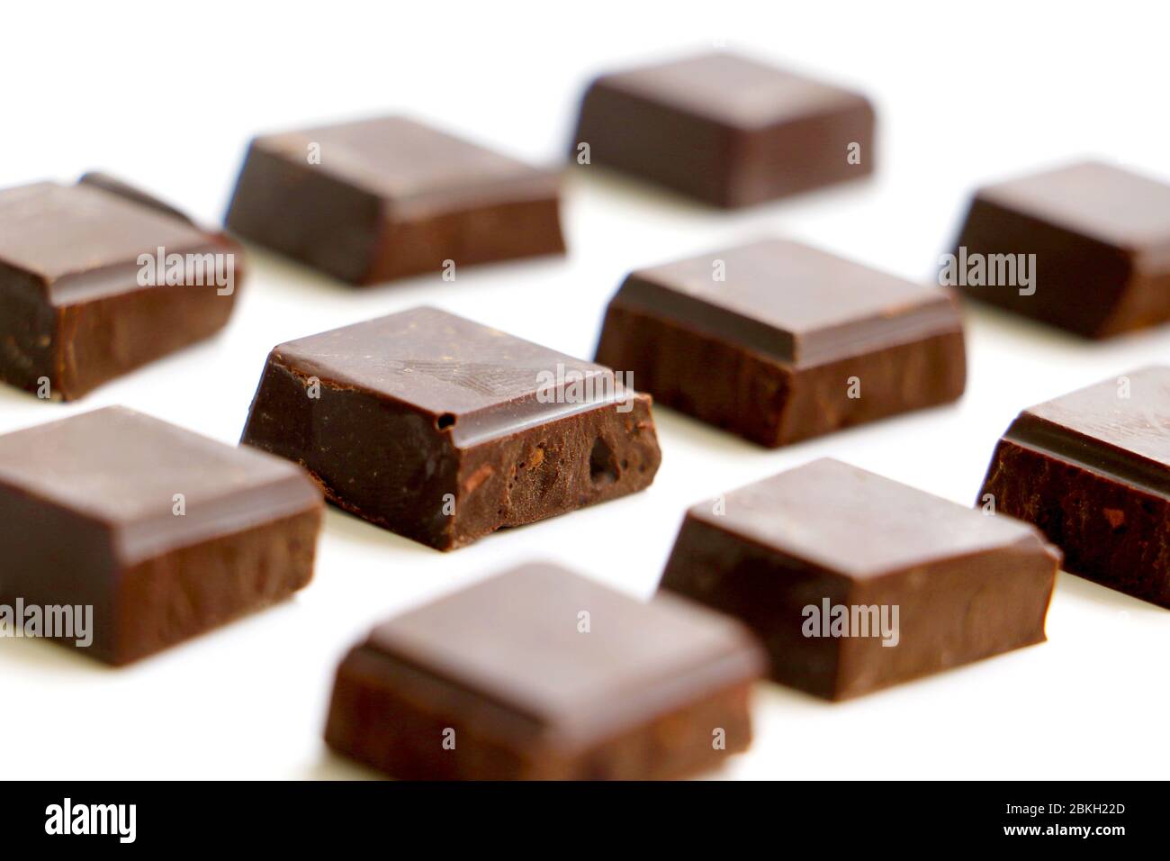 spezzato pezzi di cioccolato in un piccolo mucchio isolato su sfondo bianco Foto Stock