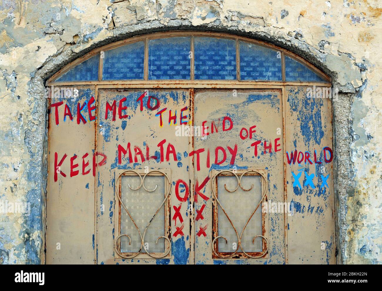 Dettaglio di un messaggio dipinto sulla porta di un edificio nel villaggio di Marsaxlokk, Malta. Foto Stock
