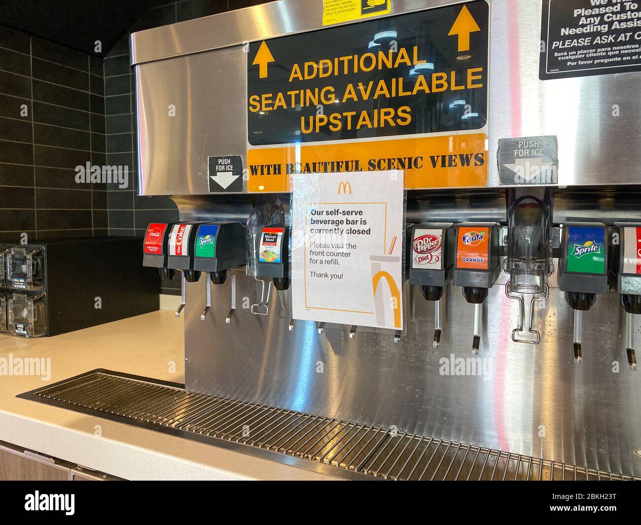 Orlando, FL/USA-5/3/20: Una fontana di soda self-service usata senza l'aiuto di un dipendente a McDonalds che sono chiusi a causa del Coronavirus e sanitatio Foto Stock