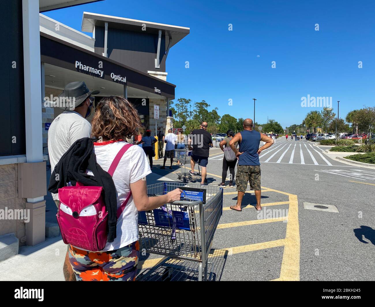 Orlando,FL/USA-5/2/20: Clienti in fila in attesa di entrare in un Sams Club di Orlando, Florida a causa dell'accaparramento di cibo e forniture Foto Stock