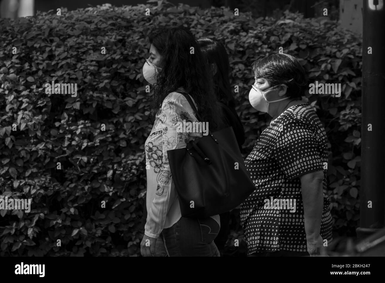 Persone reali preoccupate e camminate nelle strade di Providencia durante l'infezione da coronavirus COVID-19 con protezione della distanza e della maschera Foto Stock