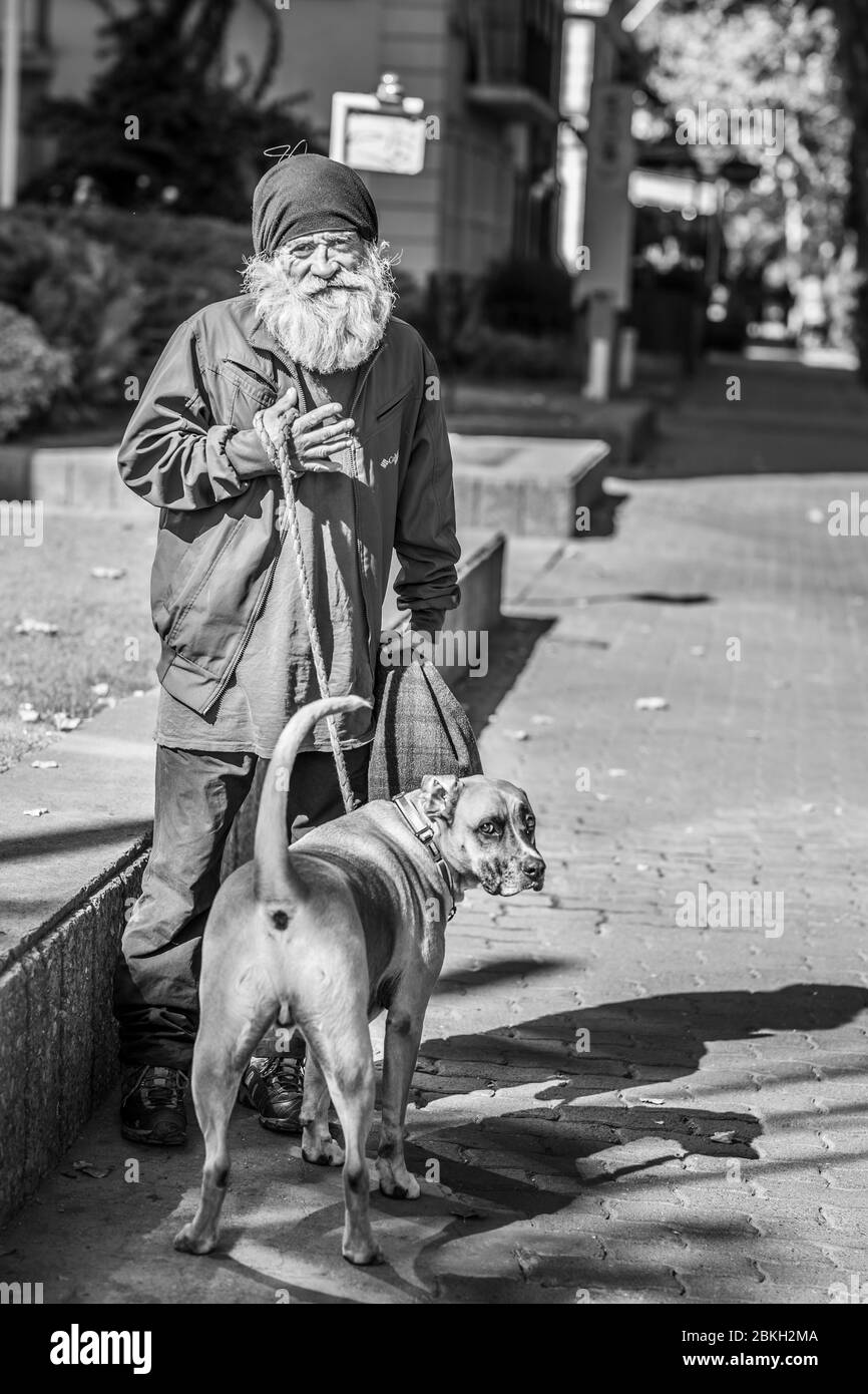 Persone senza casa vulnerabili, preoccupate e abbandonate con il suo cane nelle strade di Providencia durante il blocco COVID-19 malattia di coronavirus Foto Stock