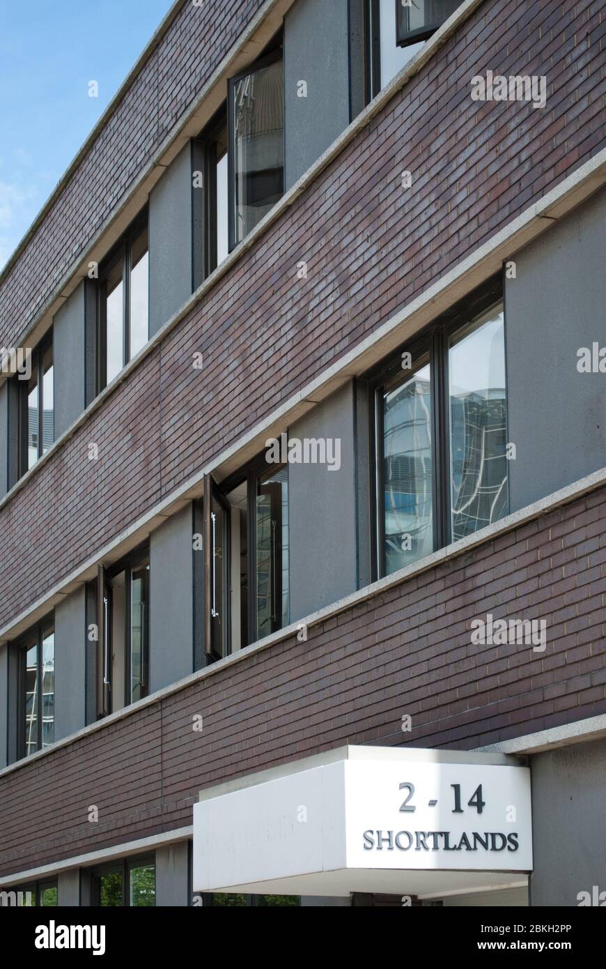 Finestre in mattoni grigi, bordi orizzontali, monocromatico 2-14 Shortlands, Hammersmith, Londra W6 Foto Stock