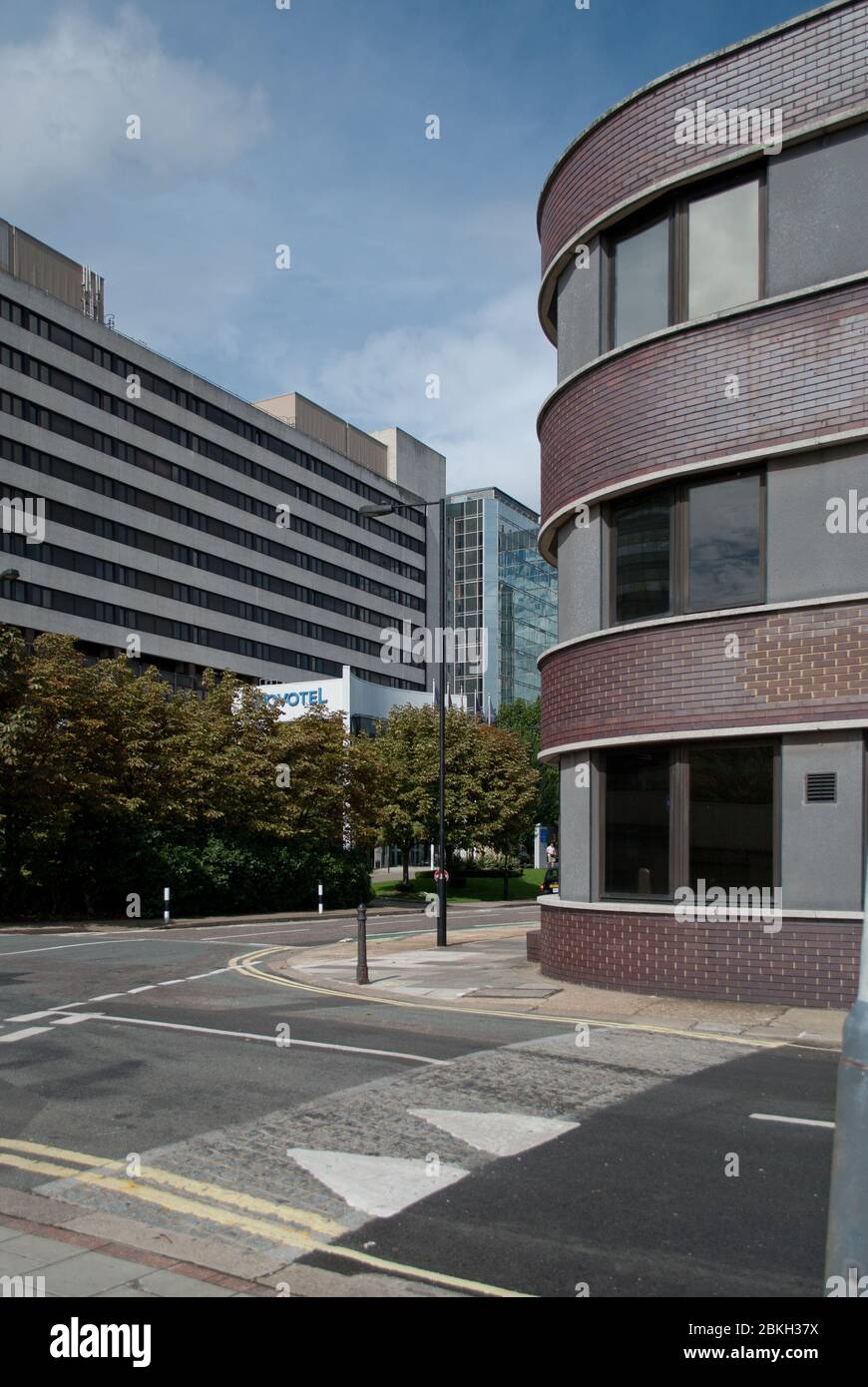 Finestre in mattoni grigi, bordi orizzontali, monocromatico 2-14 Shortlands, Hammersmith, Londra W6 Foto Stock