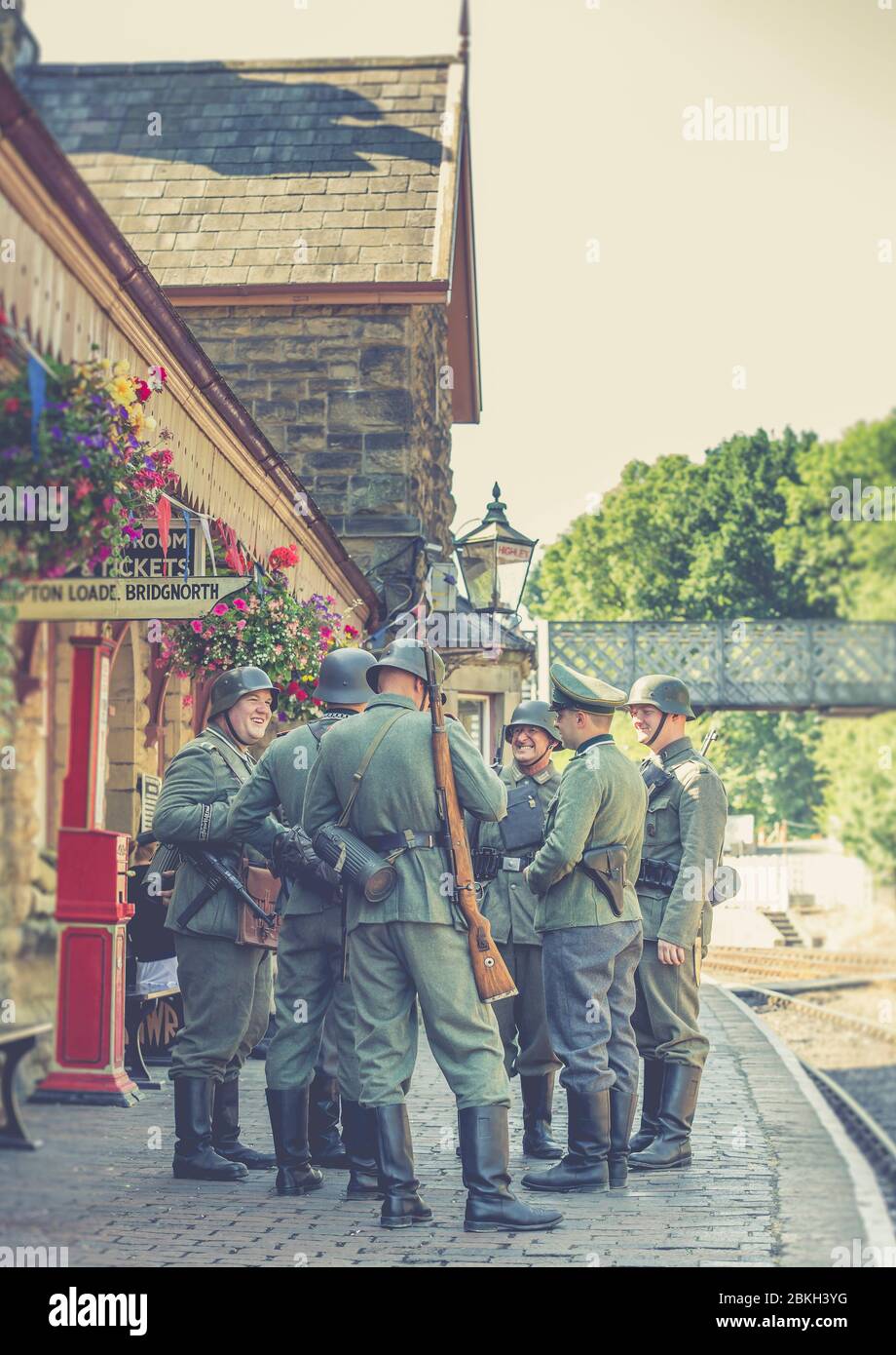Severn Valley Railway 1940 Wartime WW2 evento estivo, Regno Unito. Soldati tedeschi nazisti in servizio, occupando stazione ferroviaria d'epoca. Foto Stock