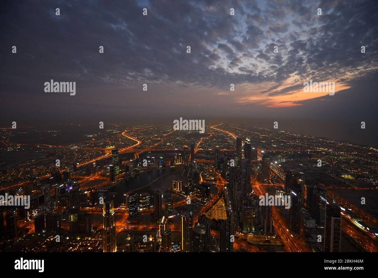 Dubai, EMIRATI ARABI UNITI - 19 NOVEMBRE 2019: Vista ad angolo alto della città illuminata di Dubai con grattacieli in serata dal Burj Khalifa Foto Stock