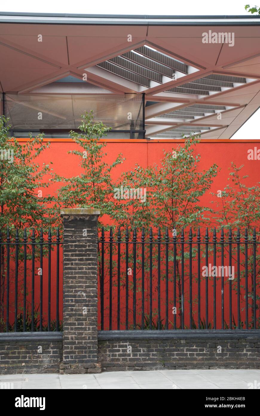 Dettaglio elevazione vetro vetrata telaio Finestre Cantilever Charing Cross Hospital, Fulham Palace Road, Hammersmith, Londra, Inghilterra da Ralph Tubs Foto Stock