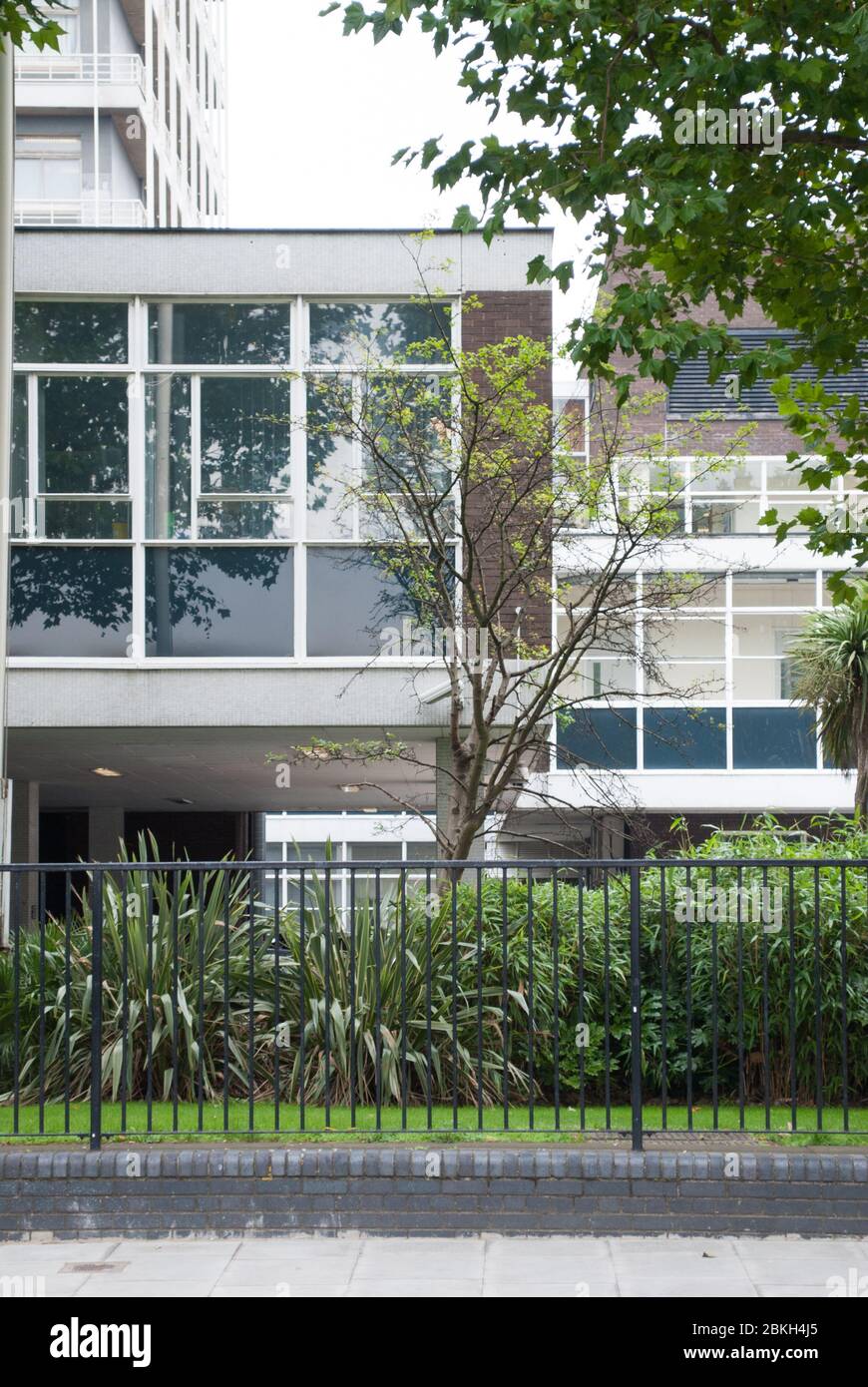 Dettaglio elevazione vetro vetrata telaio Finestre Cantilever Charing Cross Hospital, Fulham Palace Road, Hammersmith, Londra, Inghilterra da Ralph Tubs Foto Stock