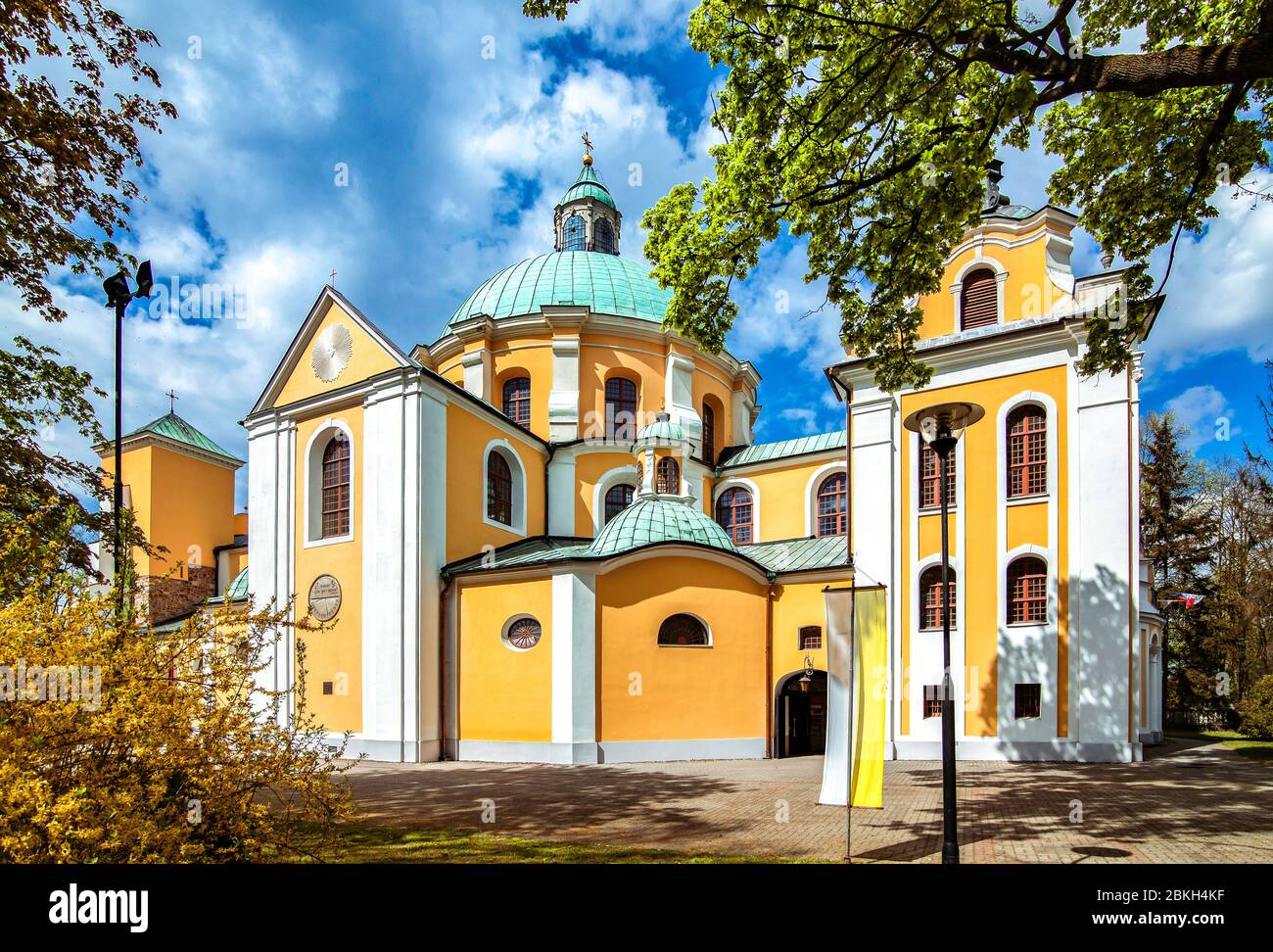 Polacco architettura barocca. Chiesa - basilica in Trzemeszno, Polonia. Foto Stock