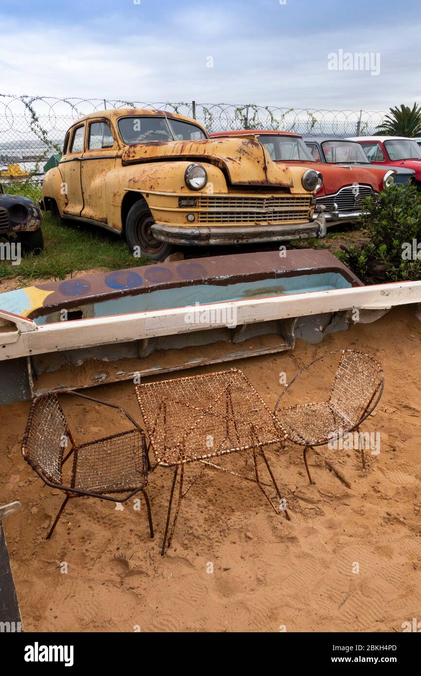 Sud Africa, Western Cape, Mossel Bay, Bland Street, Blue Shed Coffee Romaestry, 1950 e 60s auto che marciano in cantiere Foto Stock