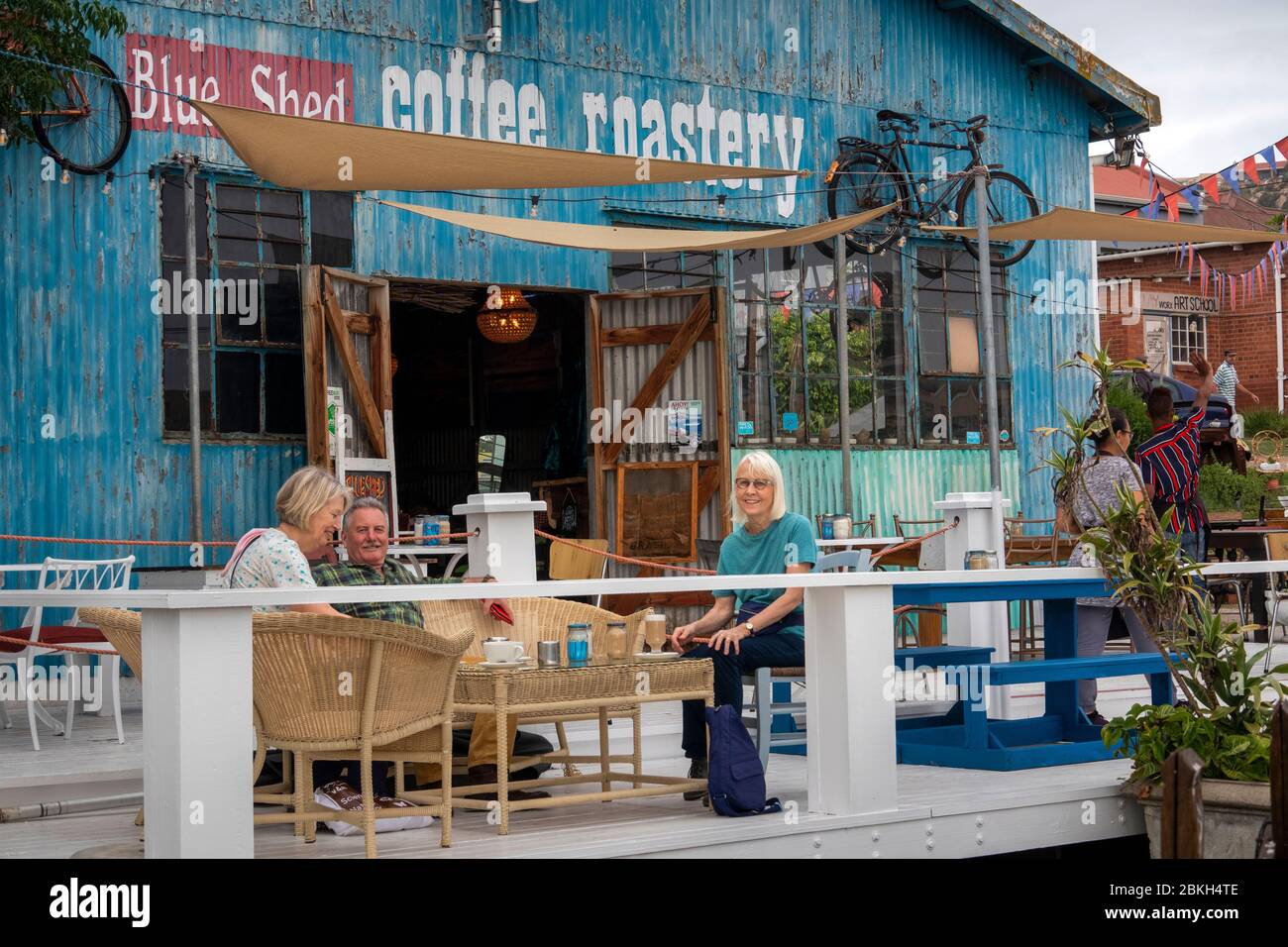 Sud Africa, Western Cape, Mossel Bay, Bland Street, Blue Shed Coffee Roestry, eccentrica caffetteria in cortile spazzatura Foto Stock