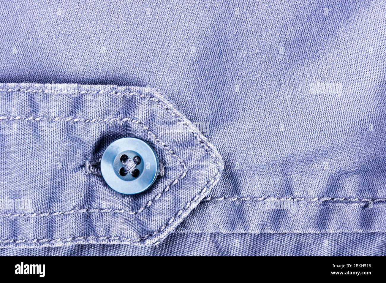 Articoli di abbigliamento stonewashed tessuto di cotone texture con cuciture, fibbie, bottoni e rivetti, macro Foto Stock