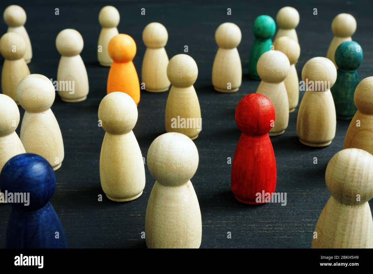 Piccole figure in legno. Concetto di inclusione sociale, diversità e uguaglianza. Foto Stock