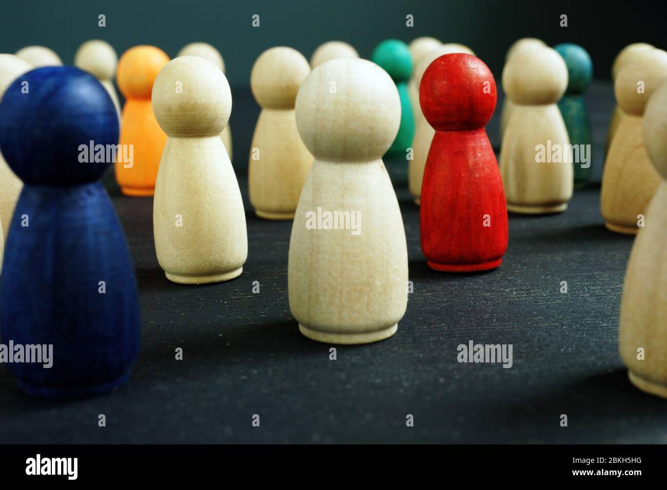 Concetto di uguaglianza e diversità. Gruppo di personaggi colorati. Foto Stock
