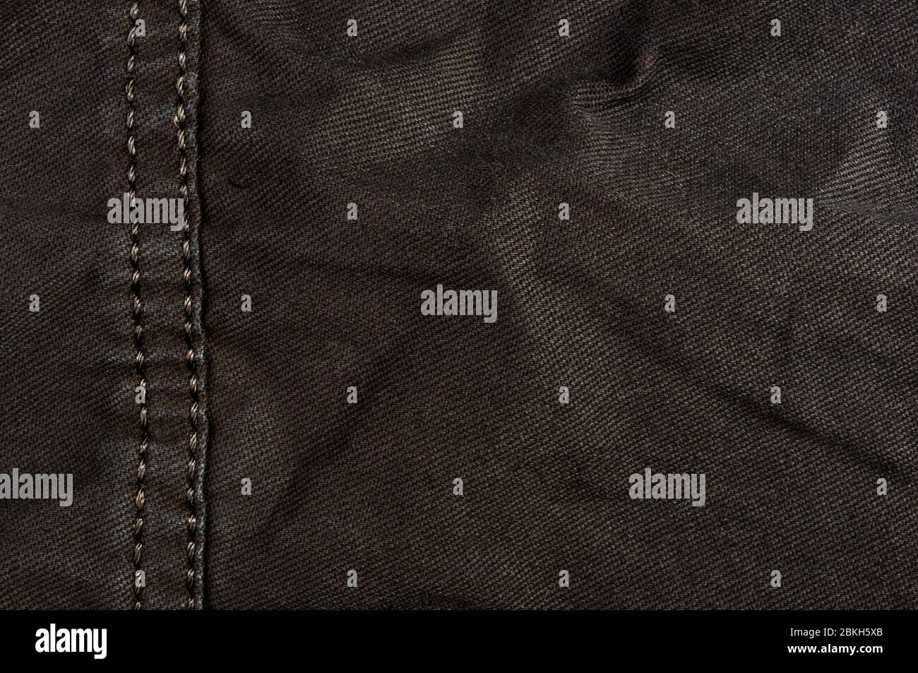 Articoli di abbigliamento stonewashed tessuto di cotone texture con cuciture, fibbie, bottoni e rivetti, macro Foto Stock